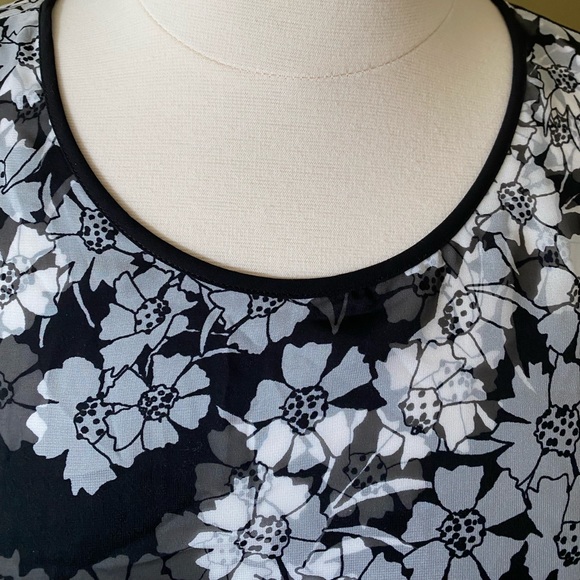 Beautiful Vince Camuto cold shoulder blouse with shell underneath - Picture 5 of 9